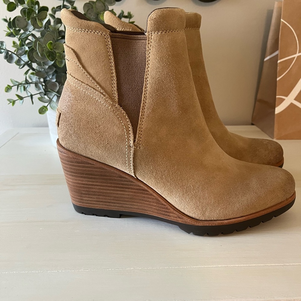 Sorel After Hour Chelsea Boots size 9.5 NWT